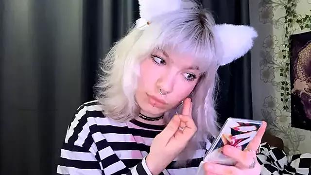 Discover our girls online shows and discover the company of countless livestreamers, with stunning shapes, sex toys and more.