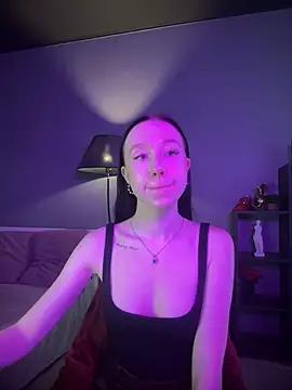 Discover our girls online shows and discover the company of countless livestreamers, with stunning shapes, sex toys and more.