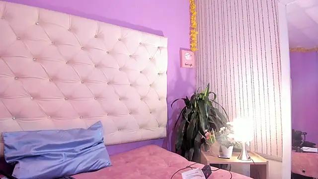 Discover our girls online shows and discover the company of countless livestreamers, with stunning shapes, sex toys and more.