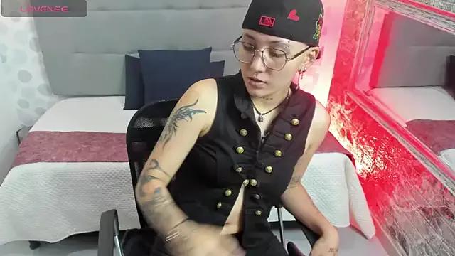 emahills__axelrose from StripChat is Freechat