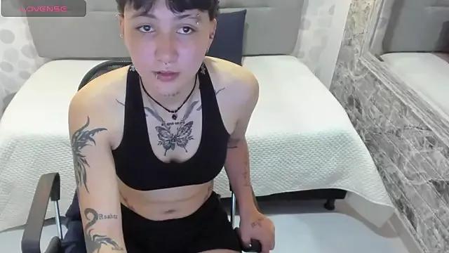 Discover our girls online shows and discover the company of countless livestreamers, with stunning shapes, sex toys and more.