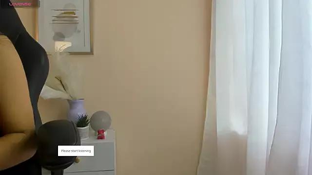 Emiily_bliss from StripChat is Freechat