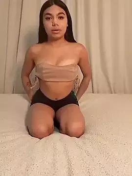 Discover our girls online shows and discover the company of countless livestreamers, with stunning shapes, sex toys and more.