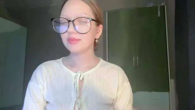 EmiIyKitty from StripChat is Freechat