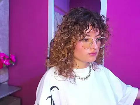 Discover our girls online shows and discover the company of countless livestreamers, with stunning shapes, sex toys and more.