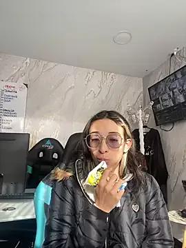 Discover our girls online shows and discover the company of countless livestreamers, with stunning shapes, sex toys and more.