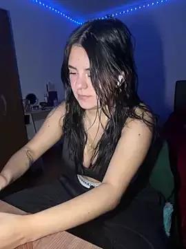 Discover our girls online shows and discover the company of countless livestreamers, with stunning shapes, sex toys and more.