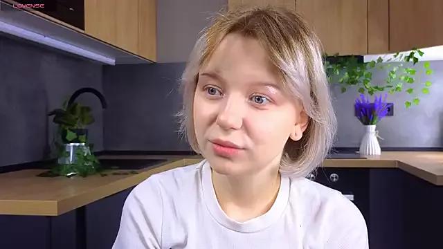 EmiliSaren from StripChat is Freechat