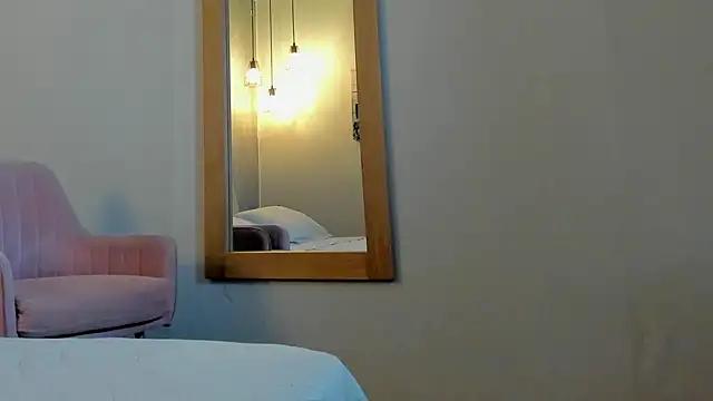 Discover our girls online shows and discover the company of countless livestreamers, with stunning shapes, sex toys and more.