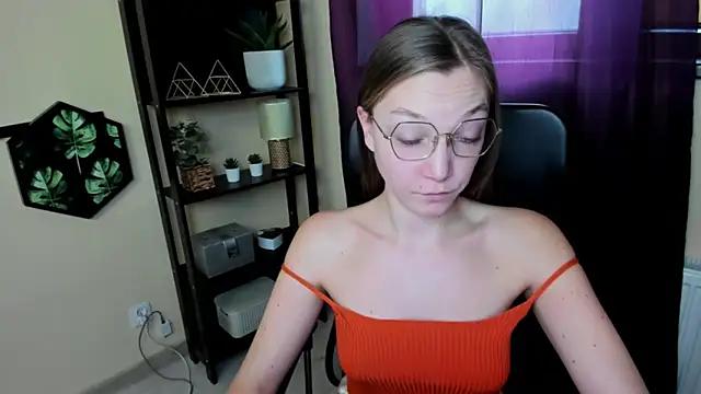 Discover our girls online shows and discover the company of countless livestreamers, with stunning shapes, sex toys and more.