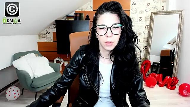 Discover our girls online shows and discover the company of countless livestreamers, with stunning shapes, sex toys and more.