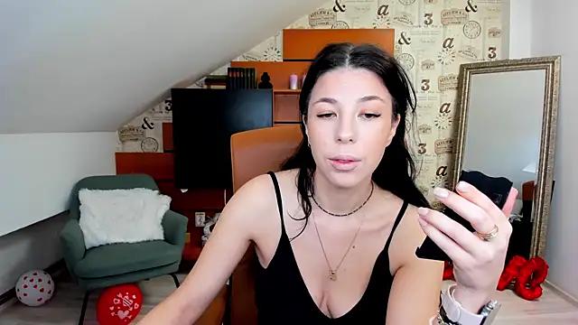 Discover our girls online shows and discover the company of countless livestreamers, with stunning shapes, sex toys and more.