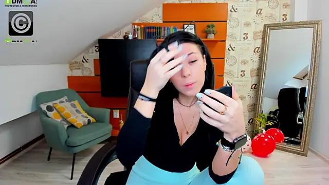 Discover our girls online shows and discover the company of countless livestreamers, with stunning shapes, sex toys and more.