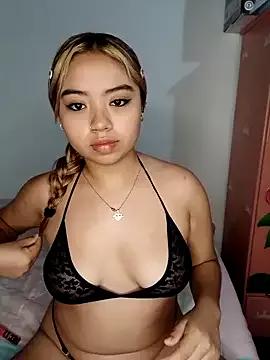 Discover our girls online shows and discover the company of countless livestreamers, with stunning shapes, sex toys and more.