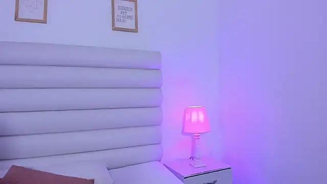 Discover our girls online shows and discover the company of countless livestreamers, with stunning shapes, sex toys and more.