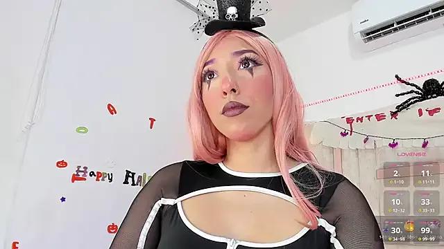 Discover our girls online shows and discover the company of countless livestreamers, with stunning shapes, sex toys and more.