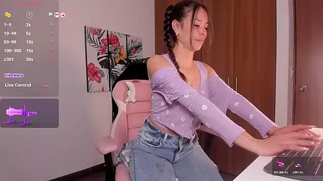 Discover our girls online shows and discover the company of countless livestreamers, with stunning shapes, sex toys and more.