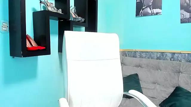 Discover our girls online shows and discover the company of countless livestreamers, with stunning shapes, sex toys and more.