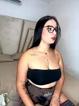 Discover our girls online shows and discover the company of countless livestreamers, with stunning shapes, sex toys and more.