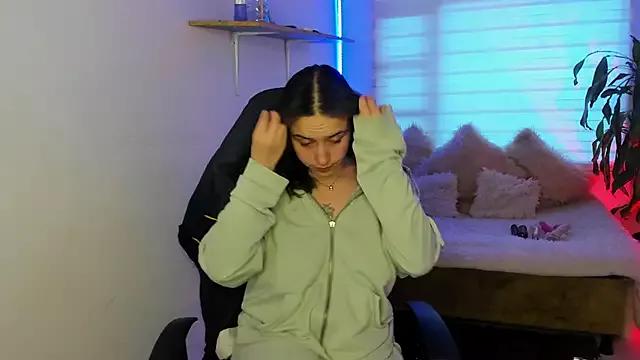 Discover our girls online shows and discover the company of countless livestreamers, with stunning shapes, sex toys and more.