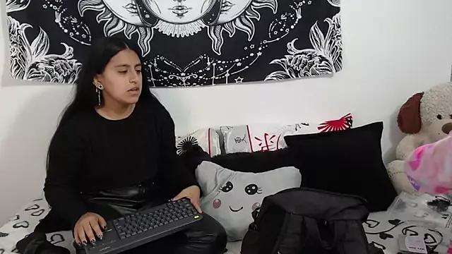 Discover our girls online shows and discover the company of countless livestreamers, with stunning shapes, sex toys and more.