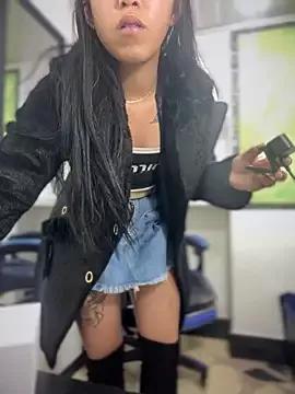 Discover our girls online shows and discover the company of countless livestreamers, with stunning shapes, sex toys and more.
