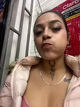 Discover our girls online shows and discover the company of countless livestreamers, with stunning shapes, sex toys and more.