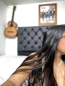 Discover our girls online shows and discover the company of countless livestreamers, with stunning shapes, sex toys and more.