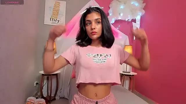 Discover our girls online shows and discover the company of countless livestreamers, with stunning shapes, sex toys and more.