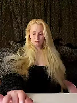 Discover our girls online shows and discover the company of countless livestreamers, with stunning shapes, sex toys and more.