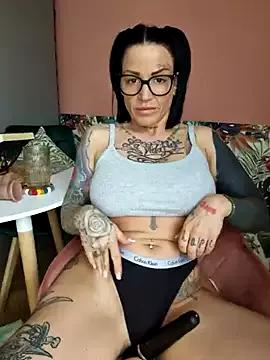EmilyDiazofficial from StripChat is Freechat