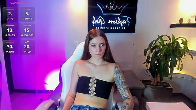 Discover our girls online shows and discover the company of countless livestreamers, with stunning shapes, sex toys and more.