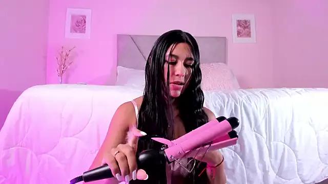 Discover our girls online shows and discover the company of countless livestreamers, with stunning shapes, sex toys and more.