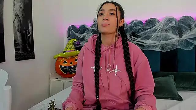 Discover our girls online shows and discover the company of countless livestreamers, with stunning shapes, sex toys and more.