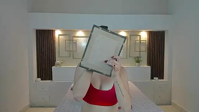 Discover our girls online shows and discover the company of countless livestreamers, with stunning shapes, sex toys and more.