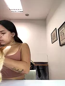 EmilyHarperr from StripChat is Freechat