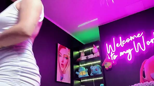Discover our girls online shows and discover the company of countless livestreamers, with stunning shapes, sex toys and more.