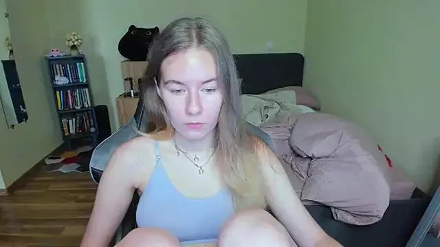 Discover our girls online shows and discover the company of countless livestreamers, with stunning shapes, sex toys and more.