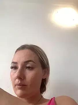 Discover our girls online shows and discover the company of countless livestreamers, with stunning shapes, sex toys and more.