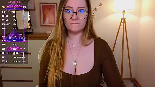 Discover our girls online shows and discover the company of countless livestreamers, with stunning shapes, sex toys and more.