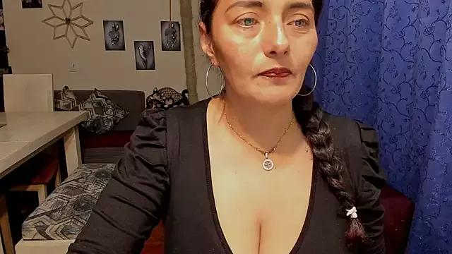 Discover our girls online shows and discover the company of countless livestreamers, with stunning shapes, sex toys and more.