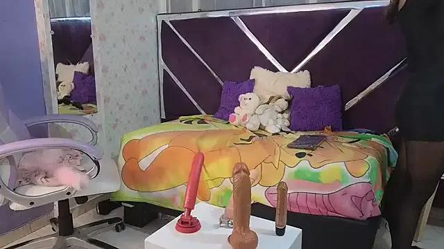 Discover our girls online shows and discover the company of countless livestreamers, with stunning shapes, sex toys and more.