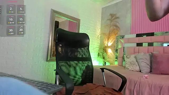 Discover our girls online shows and discover the company of countless livestreamers, with stunning shapes, sex toys and more.