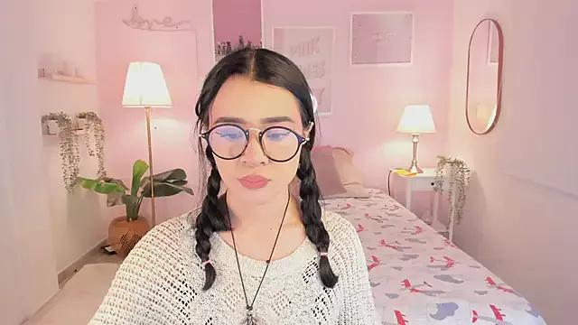 Discover our girls online shows and discover the company of countless livestreamers, with stunning shapes, sex toys and more.