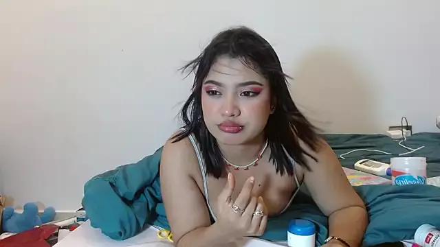 Discover our girls online shows and discover the company of countless livestreamers, with stunning shapes, sex toys and more.
