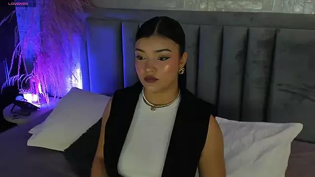 Discover our girls online shows and discover the company of countless livestreamers, with stunning shapes, sex toys and more.