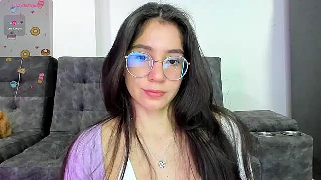 Discover our girls online shows and discover the company of countless livestreamers, with stunning shapes, sex toys and more.
