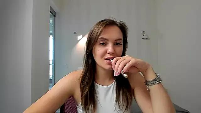 Discover our girls online shows and discover the company of countless livestreamers, with stunning shapes, sex toys and more.