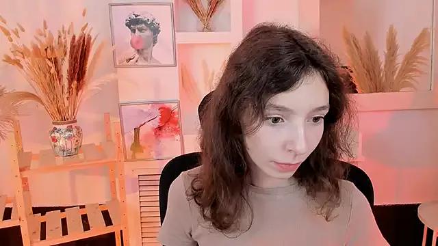 Discover our girls online shows and discover the company of countless livestreamers, with stunning shapes, sex toys and more.