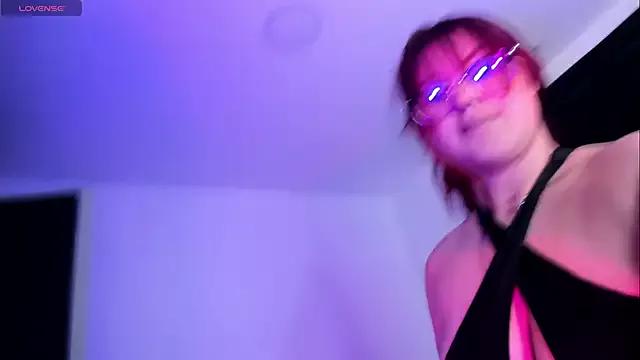 Discover our girls online shows and discover the company of countless livestreamers, with stunning shapes, sex toys and more.